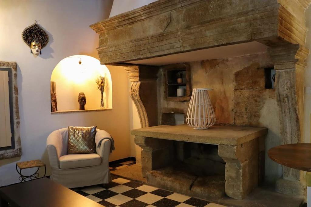 Entre Uzes Et Le Pont-Du-Gard Le Logis D'Autrefois Apartment Castillon du Gard Bagian luar foto